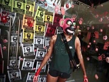 Llenan sede de Secretaría de Salud de "pústulas"; activistas exigen compra de vacunas ante alza de viruela del mono