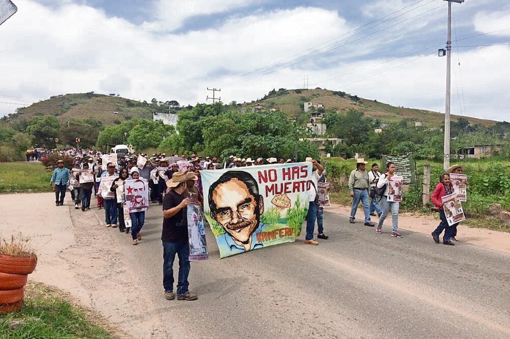 Familiares y amigos del ex dirigente estatal del PRD, Ranferi Hernández, marcharon para exigir que se detenga a los responsables de su muerte. (ARTUTO DE DIOS PALMA. EL UNIVERSAL)