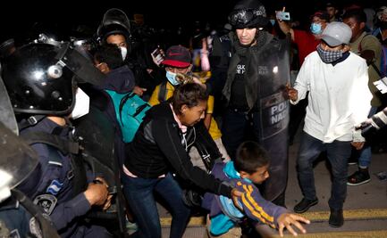 Caravana de migrantes rompe cercos policiales hondureños y cruza a Guatemala