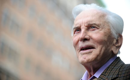 Catherine Zeta-Jones y Michael Douglas lloran muerte de Kirk Douglas