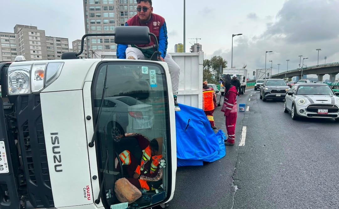 Vuelca camión con 19 trabajadores de limpia en Periférico. Foto: especial
