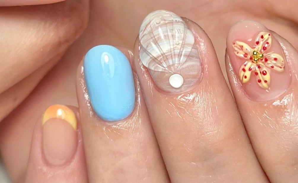 El amarillo se presenta en pequeños detalles como la flor 3D. Foto: Instagram @ohmynails._