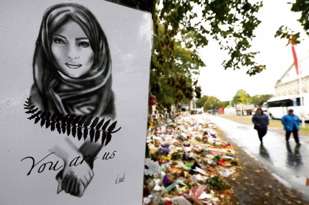 Memorial en Christchurch, Nueva Zelanda, por la matanza que perpetró un ultraderechista en dos mezquitas y quien transmitió en Facebook la masacre. (SANKA VIDANAGAMA. AFP)
