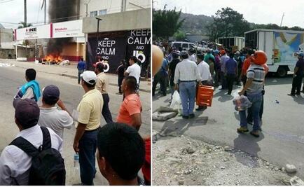 Maestros retienen camiones y reparten mercancía en Chiapas