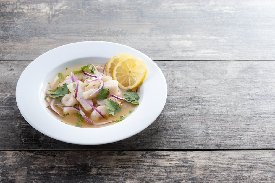 El ceviche se puede acompañar con tostadas. Foto: Freepik