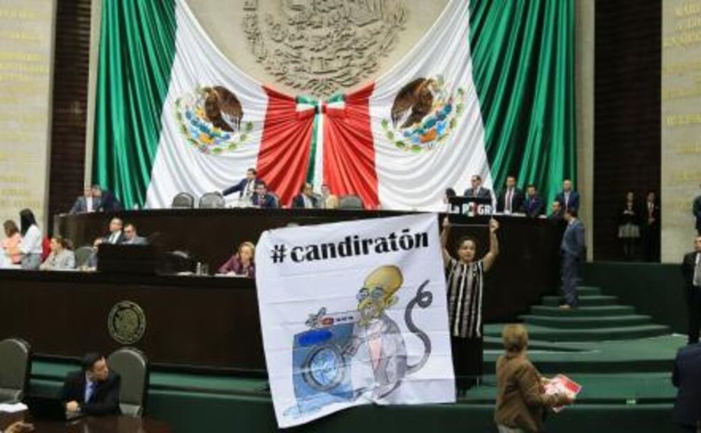  ​​PRI exhibe en San Lázaro muñeco de Anaya con traje de presidiario