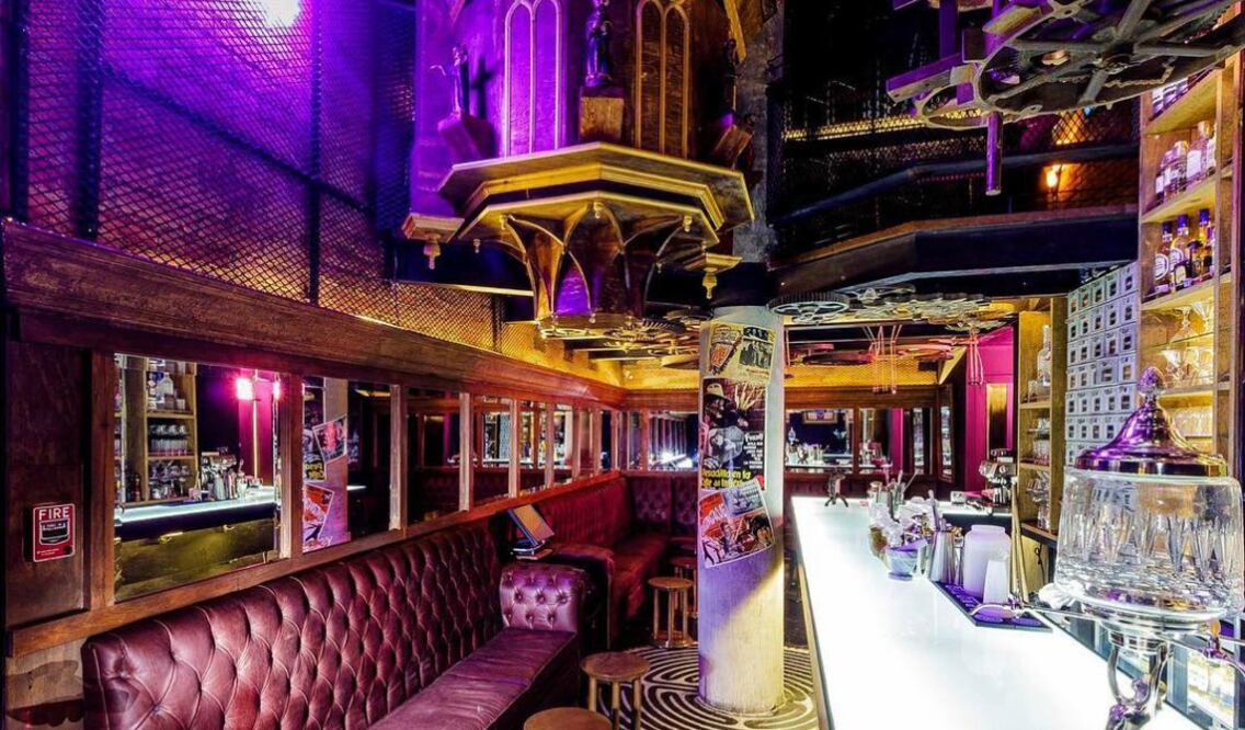 La barra es un homenaje a una escena de “El Resplandor”, cuando Johnny llega al bar del hotel a beber un bourbon en las rocas. (Foto: Facebook/La Cotidiana)