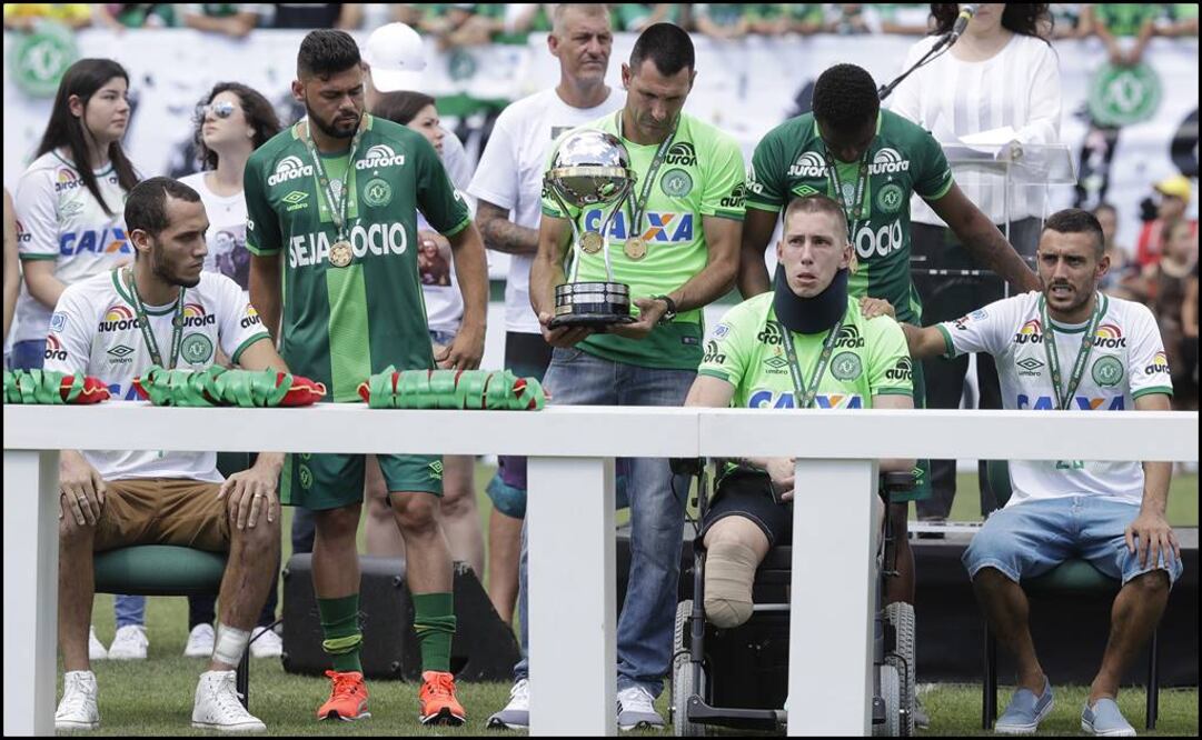 Ruschel, Neto y Follmann, sobrevivientes del Chapecoense, reciben el trofeo que los acredita como campeones de la Copa Sudamericana. (Foto: AP)