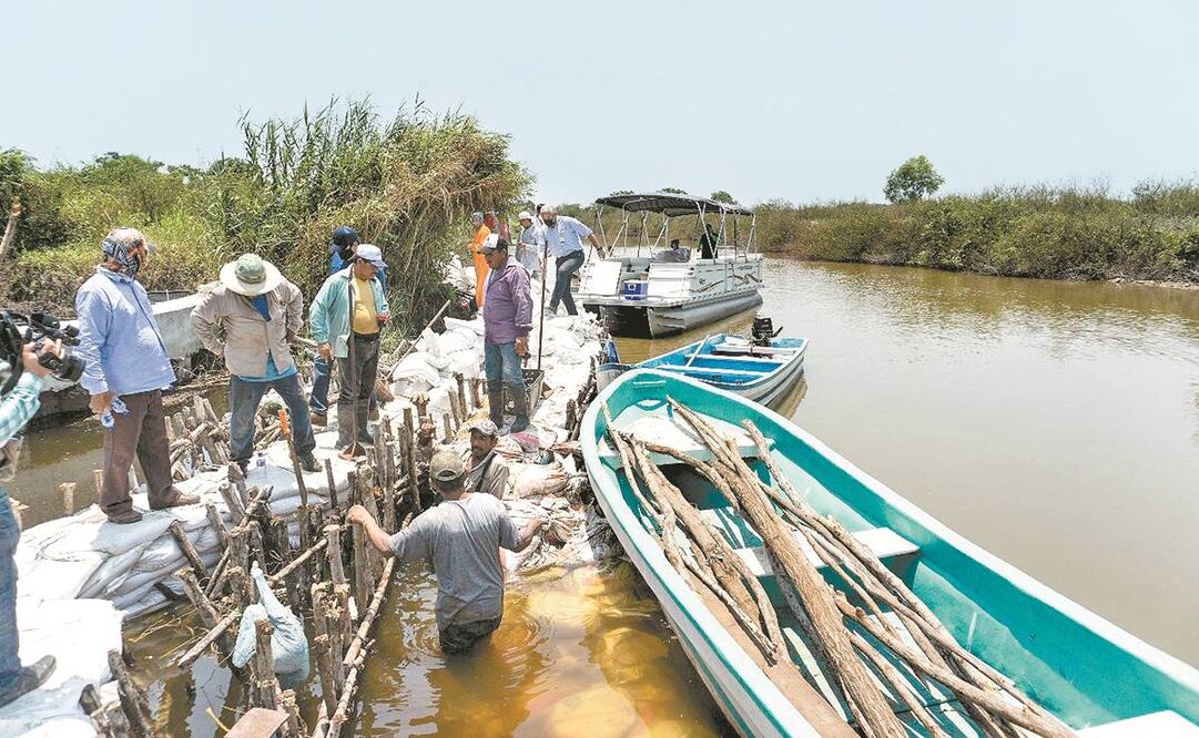Los trabajos se realizaron como parte del protocolo de emergencia en el Barrote Estero de El Camalote, donde se reportó una filtración. Foto: Especial.