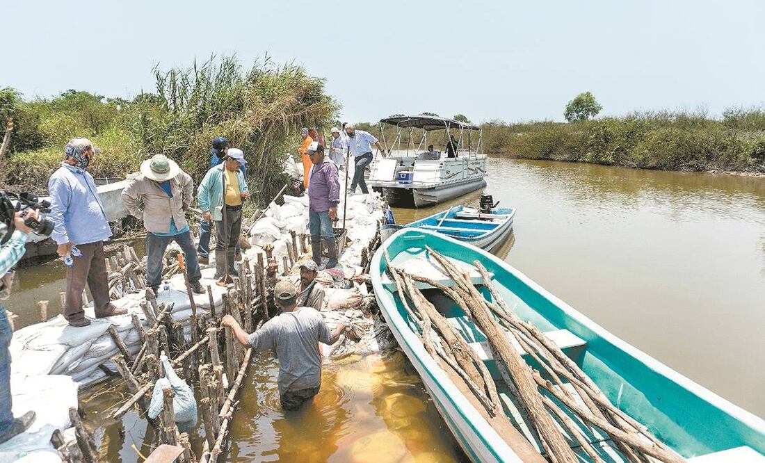 Los trabajos se realizaron como parte del protocolo de emergencia en el Barrote Estero de El Camalote, donde se reportó una filtración. Foto: Especial.