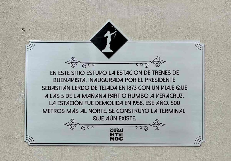 La primera placa se colocó en la sede de la alcaldía. Foto: Arturo Ordaz Díaz / EL UNIVERSAL