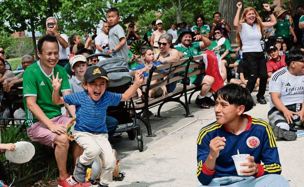 Un niño celebra en Paseo Park, Nueva York, un gol de la selección mexicana. Foto: Michael M. Santiago / AFP