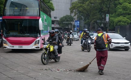 Limpian Paseo de la Reforma tras festejos por triunfo de México; policías resguardan zona donde murieron dos personas