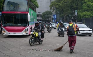 Limpian Paseo de la Reforma tras festejos por triunfo de México; policías resguardan zona donde murieron dos personas