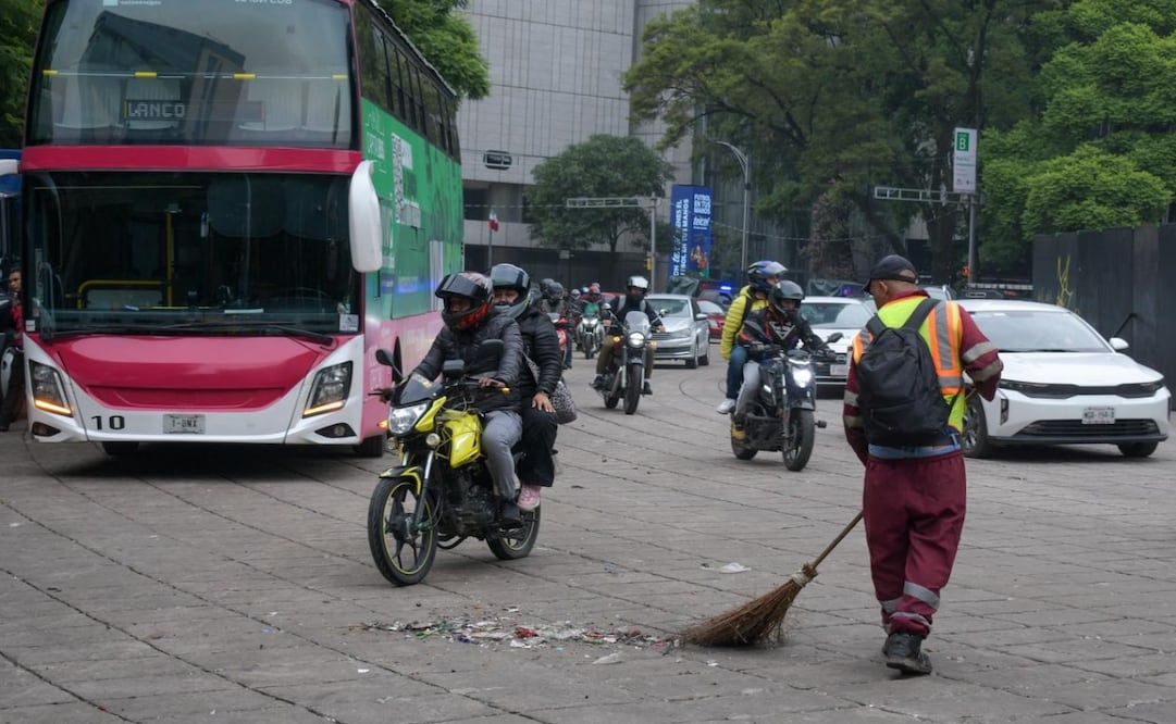 Limpian Paseo de la Reforma tras festejos por triunfo de México. Foto: Santiago Cadena