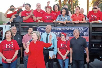 Clinton llega con ventaja a debate demócrata