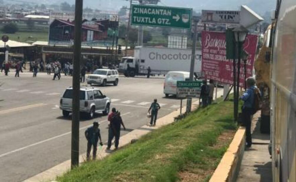 Docentes mantienen bloqueo carretero en San Cristobal de las Casas