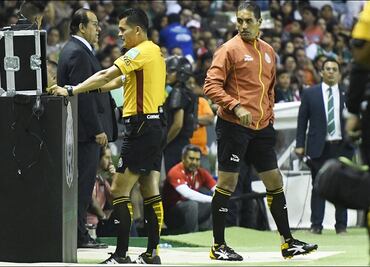 Árbitros de la Liga MX no saben cómo utilizar el VAR
