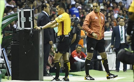 Árbitros de la Liga MX no saben cómo utilizar el VAR