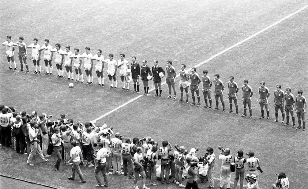 Alineaciones de México y Bulgaria en el juego de Octavos de Final, en el Estadio Azteca. EL UNIVERSAL sostuvo que la Selección Mexicana "hizo fútbol; su juego de inteligencia e iniciativa hicieron que el tricolor brindara su mejor actuación y su partido más redondo en la Copa del Mundo”. Foto: Archivo EL UNIVERSAL.