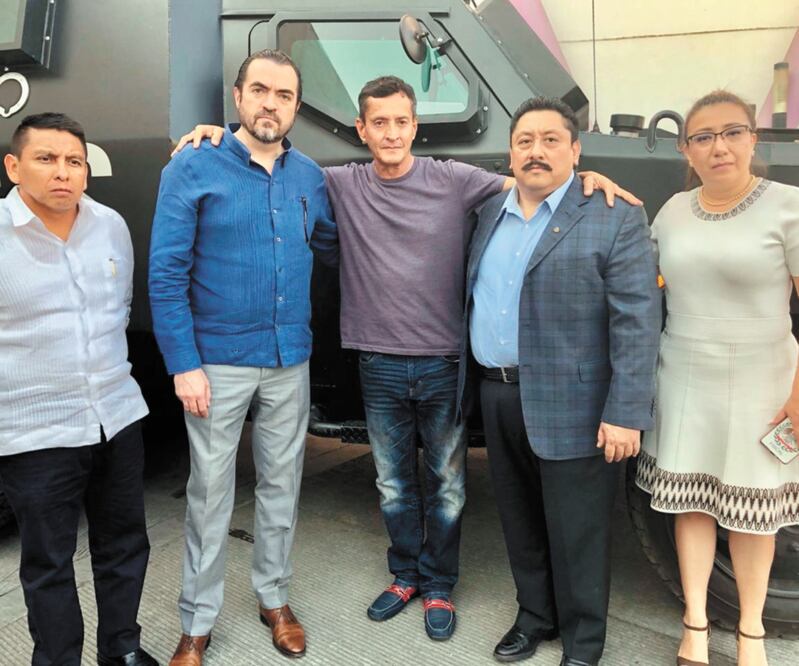 El periodista Adrián Fernández (centro), privado de su libertad la noche del miércoles mientras celebraba su cumpleaños, ya está con su familia. Foto: Especial