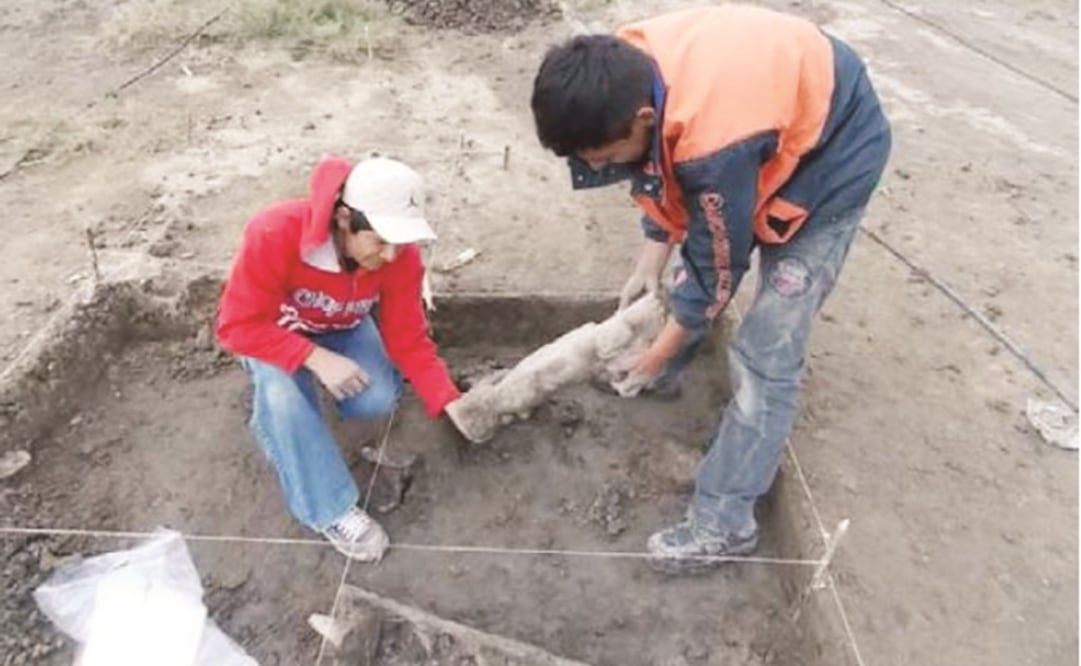 Arqueólogos trabajan en la recuperación de piezas prehispánicas en la cercanía al lago de Texcoco; algunos materiales hallados pertenecen a cultos religiosos de la época. (CORTESÍA INAH)