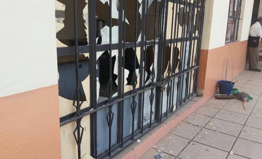 Al no encontrar al alcalde José Domingo Vázquez López, para exponerle el pliego petitorio, entonces procedieron a romper ventanas y puertas (CORTESÍA)