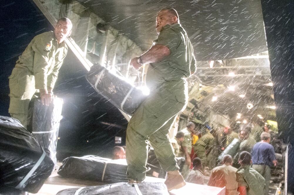 Soldados de Fiyi cargan ayuda humanitaria, de un avión de Nueva Zelanda (REUTERS)