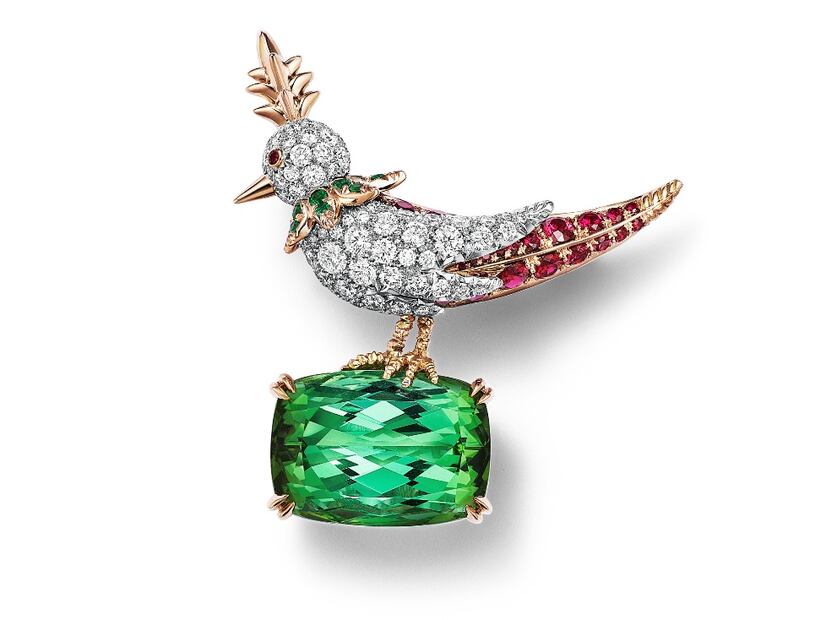 Añade un toque vintage muy elegante con un broche. Foto: Especial