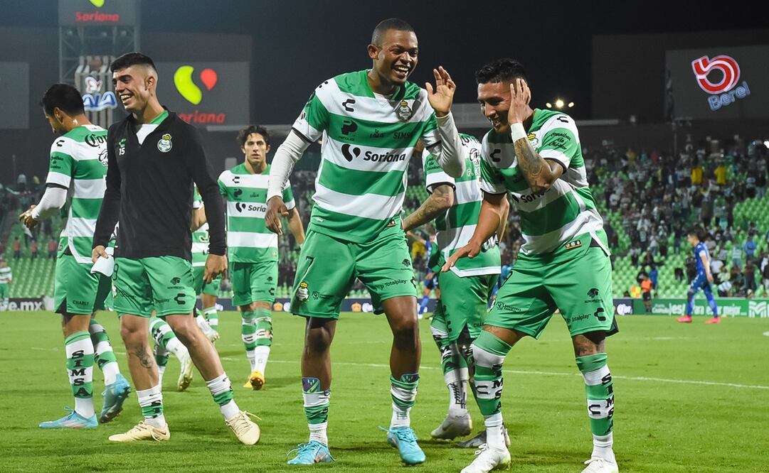 Santos celebrando uno de los goles contra Necaxa - FOTO: Twitter @LigaBBVAMX