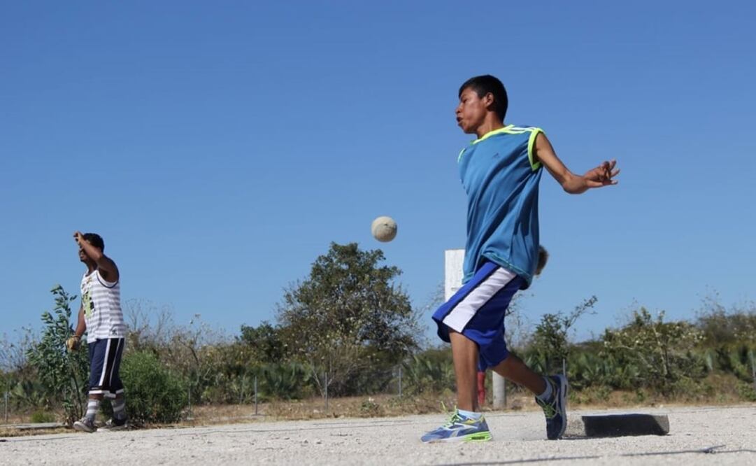 El juego de pelota se revitaliza en cuatro municipios del estado de Oaxaca, en el proyecto “Al rescate de la pelota mixteca”.