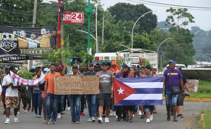 Migrantes cubanos y haitianos se suman a protestas de africanos en Chiapas