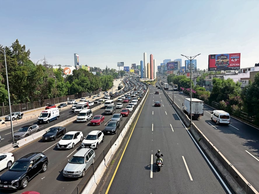 Aunque el límite de velocidad es de 80 km por hora, con la nueva cinta asfáltica de Periférico Norte hay vehículos que la rebasan. Foto: Arturo Contreras/ EL UNIVERSAL