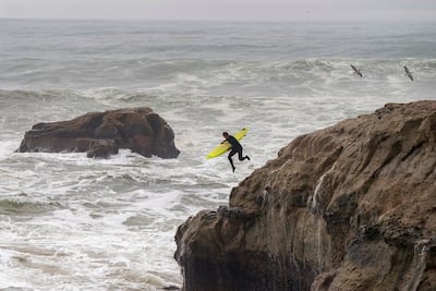 VIDEO: Enorme ola golpea playa en California y deja ocho heridos
