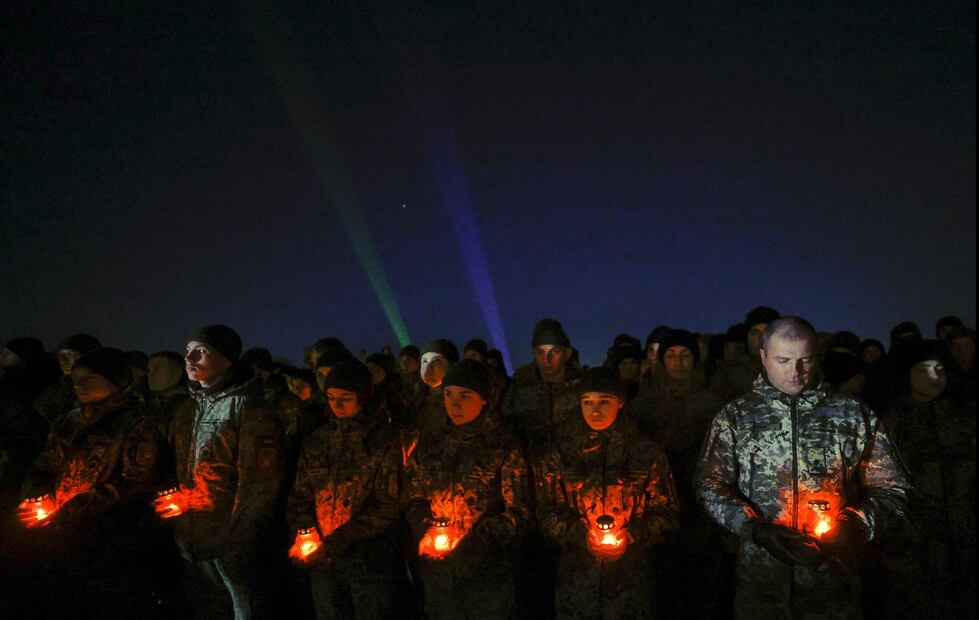 “Queremos rendir homenaje a todos los ucranianos que han muerto luchando contra el invasor ruso y recordar al mundo que seguimos resistiendo”, dijo a EFE un trabajador del Museo de la II Guerra Mundial. Foto: EFE
