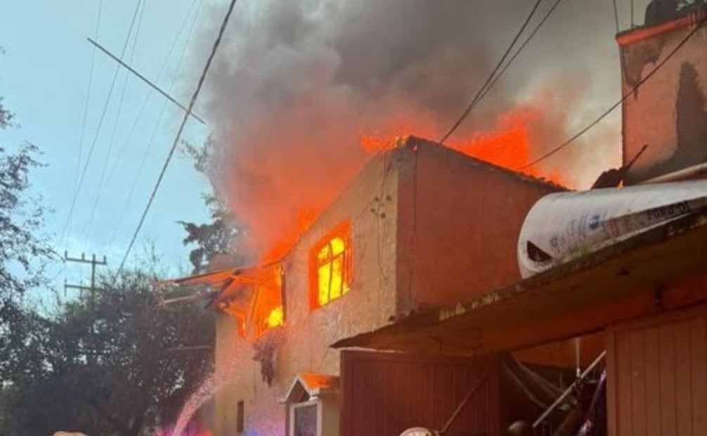 Explosión e incendio en vivienda de Álvaro Obregón deja dos personas lesionadas; retiran siete cilindros de gas LP.
Foto: Especial.