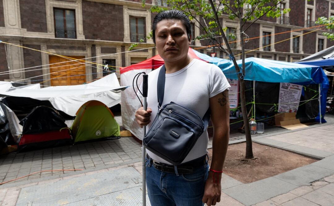 Personas ciegas y débiles visuales sufren complicaciones al caminar por el Zócalo capitalino, a 10 días del planton de la CNTE. Foto Hugo Salvador El Universal