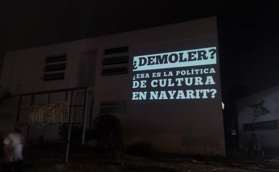 Jóvenes hacen plantón para impedir demolición de espacio cultural en Nayarit. Foto: Especial