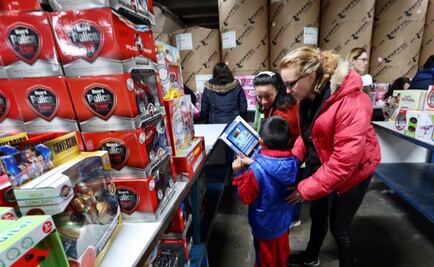 Reyes Magos dan regalos a hijos de voceadores de EL UNIVERSAL