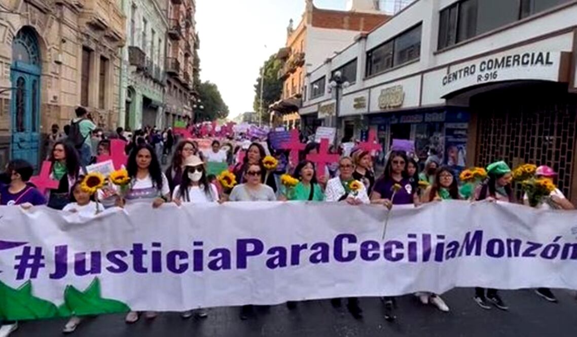 Familiares de la abogada y activista Cecilia Monzón protestan en calles de Puebla por su feminicidio. Foto: Archivo