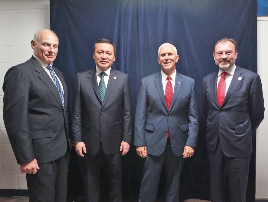 En reunión con John Kelly, secretario de Seguridad Interna, y Mike Pence, vicepresidente de EU, Miguel Á. Osorio, secretario de Gobernación, y el canciller Luis Videgaray refrendaron su compromiso de trabajar en forma conjunta. (ESPECIAL)