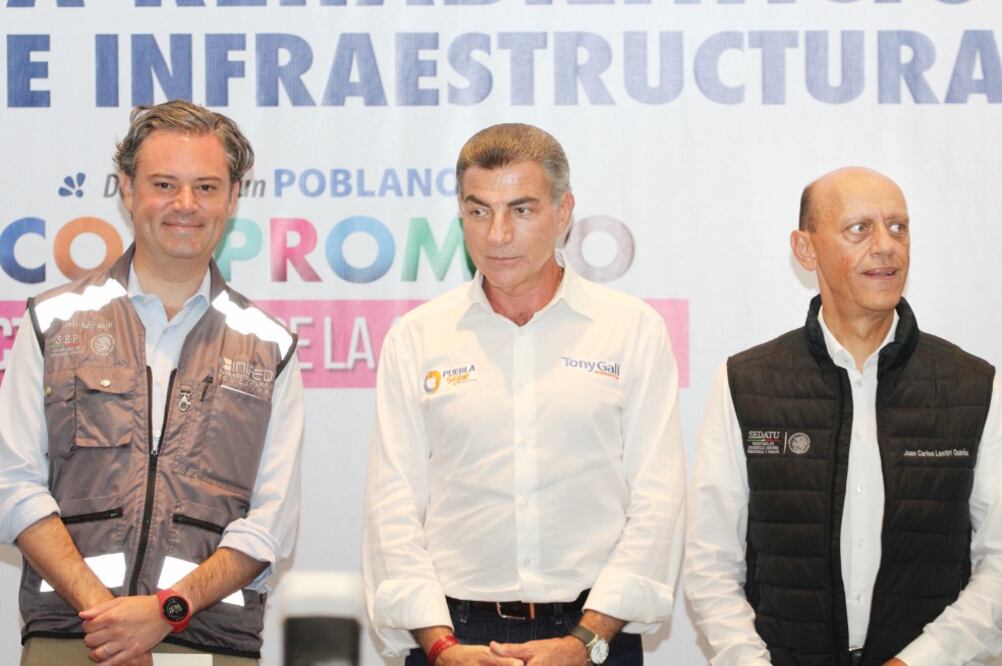 Aurelio Nuño Mayer, titular de la SEP, realizó un recorrido de supervisión en Puebla acompañado del gobernador Antonio Gali y funcionarios locales. (OMAR CONTRERAS. EL UNIVERSAL)