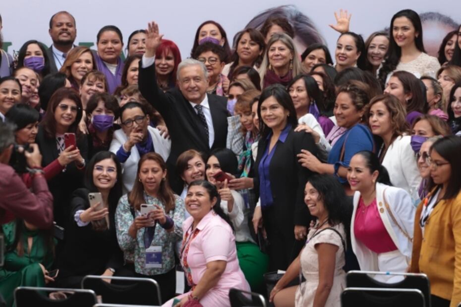 Crónica. Mujeres arropan a AMLO en el 8M con porras, abrazos, "foto, foto" y saludos a Beatriz