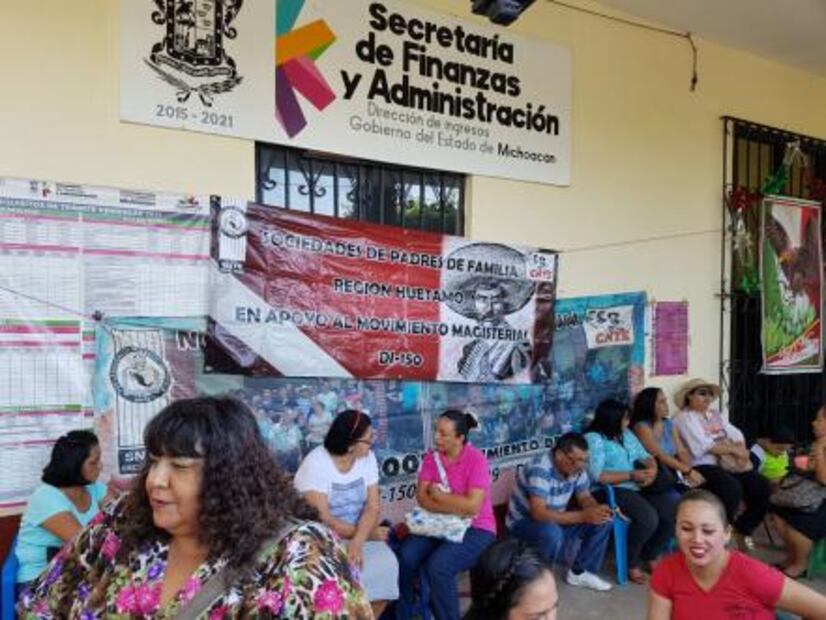 Toma CNTE casetas y oficinas gubernamentales en Michoacán