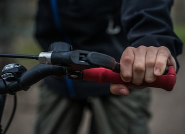 Tapan baches en Eje Central tras caída de ciclista que busca demandar a gobierno de CDMX