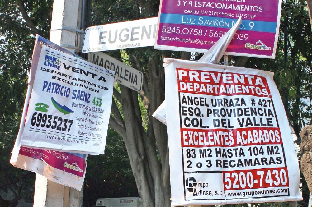 La colocación ilegal de pendones en posters y otros elementos de la infraestructura urbana de la CDMX es sancionada por la ley (ARCHIVO. EL UNIVERSAL)