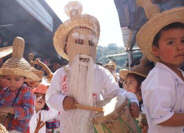 Huehuentones, los que unen con sombreros a vivos y muertos