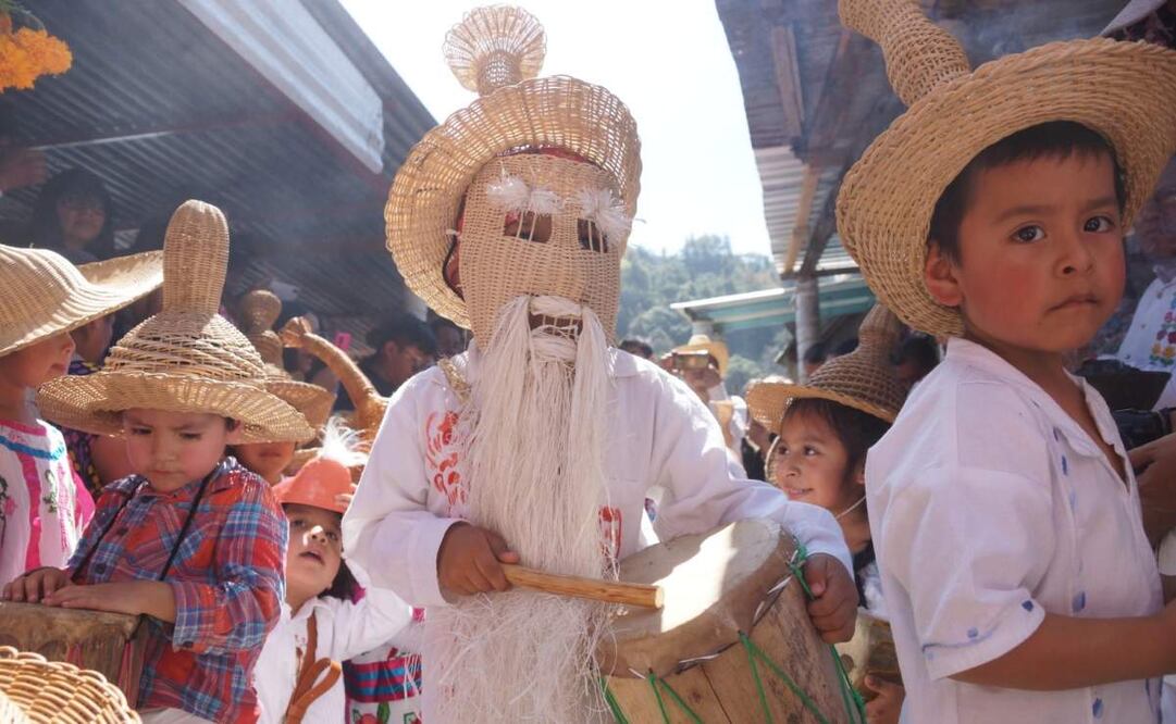 Huehuentones, los que unen con sombreros a vivos y muertos. Foto: Edwin Hernández/ EL UNIVERSAL