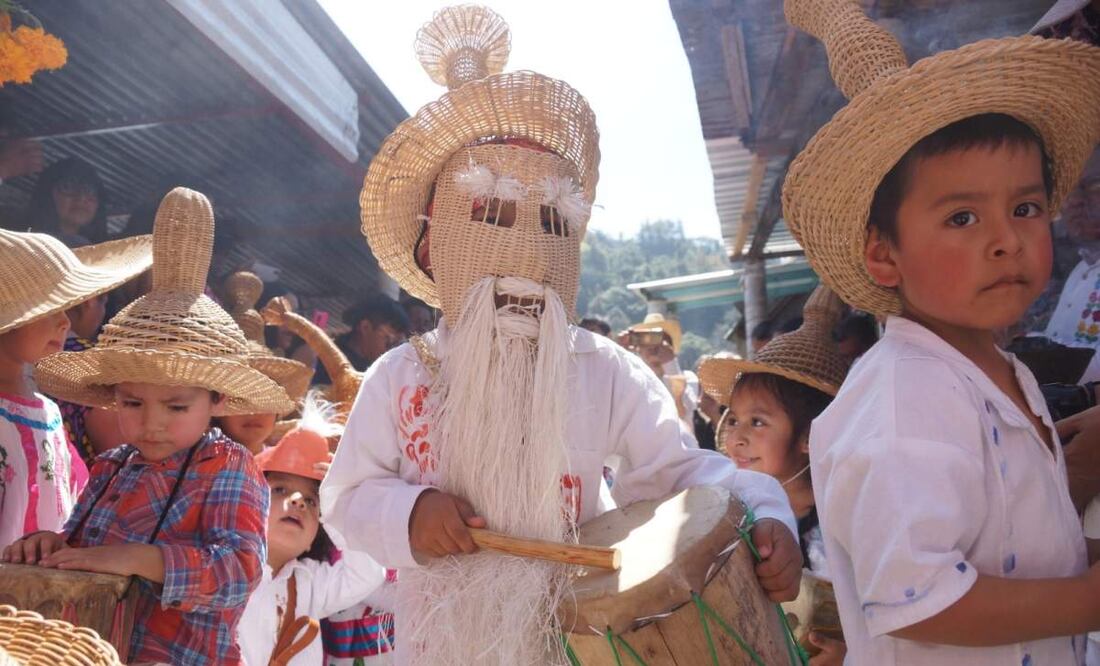 Huehuentones, los que unen con sombreros a vivos y muertos. Foto: Edwin Hernández/ EL UNIVERSAL