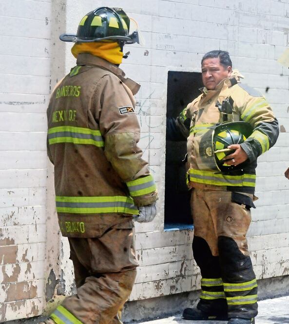 Diligencia. Bomberos y personal de Protección Civil rescataron el cuerpo de la víctima, de unos 35 años (ESPECIAL)